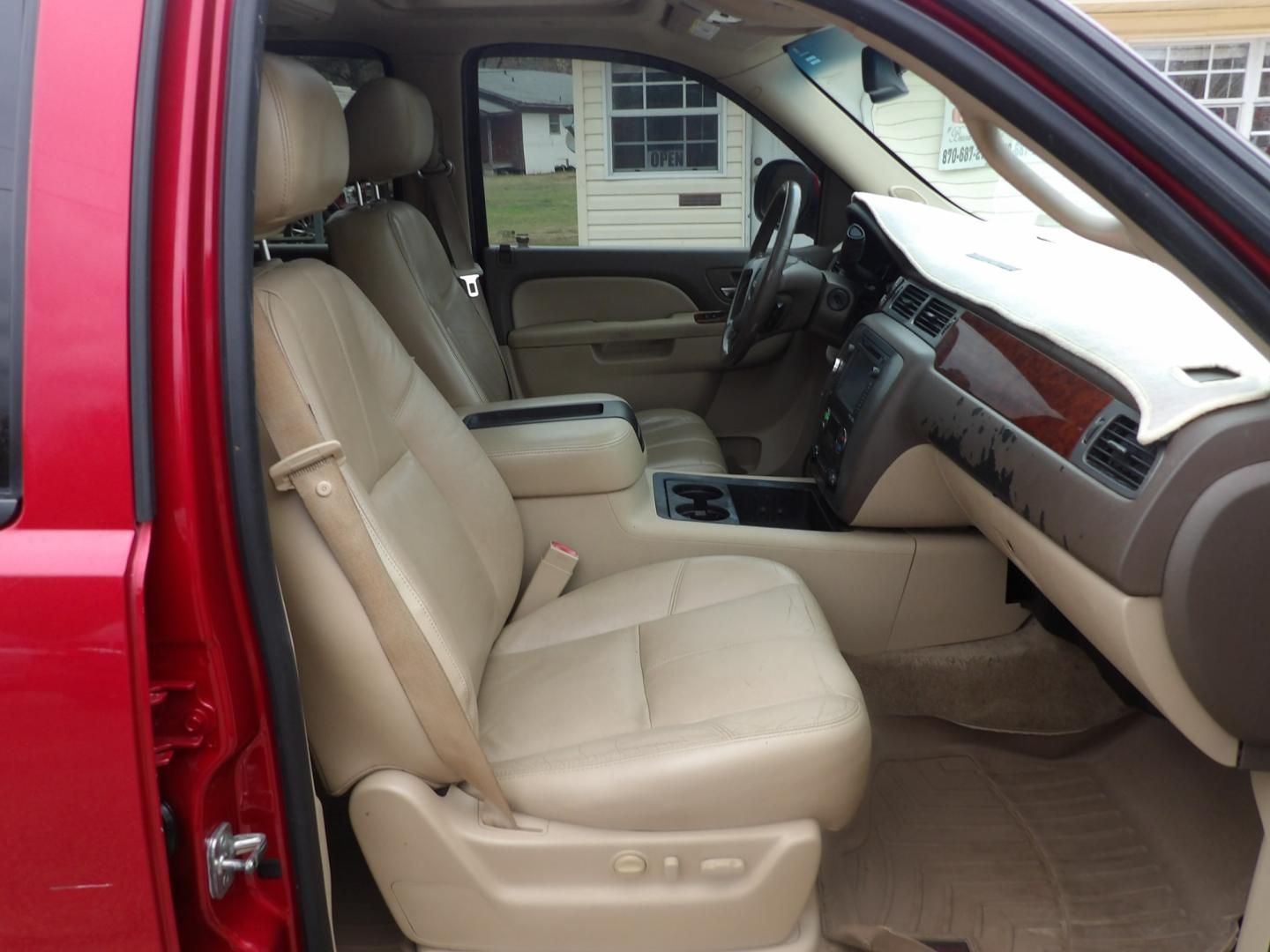 2012 Crystal Claret Tincoat /Tan GMC Yukon SLT (1GKS1CE00CR) with an 5.3L V8 engine, Automatic transmission, located at 401 First NE, Bearden, AR, 71720, (870) 687-3414, 33.726528, -92.611519 - Photo#18